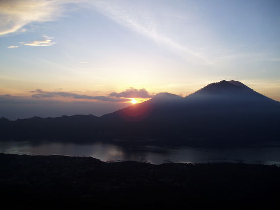 Blick auf den Agung, darunter der Batursee