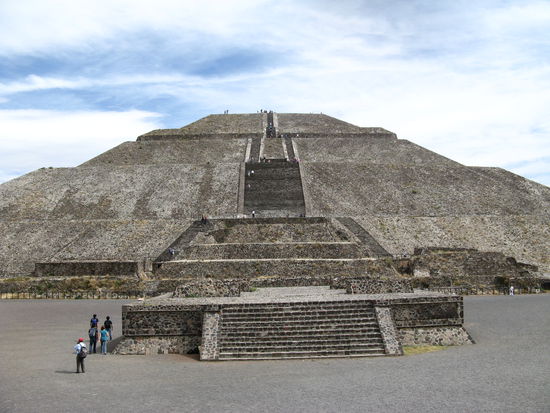 groesste praehistorische ausgrabungsstaette mexicos: Teotihuacán
am bild: pyramide del sol