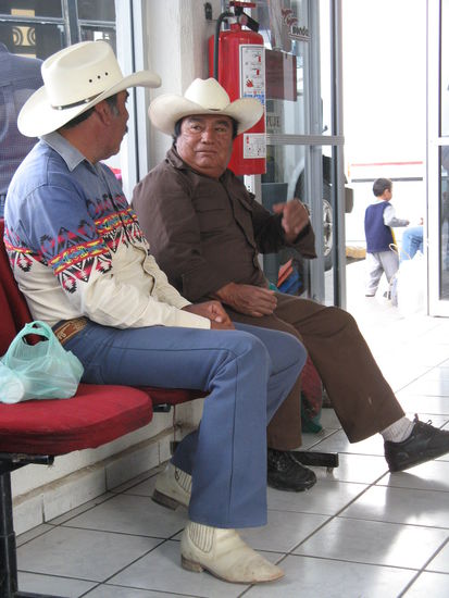 2 Mexikaner am Busbahnhof in San Lius Potosí