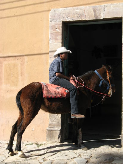 diesre Herr ist gerade am fernsehen, praktisch...