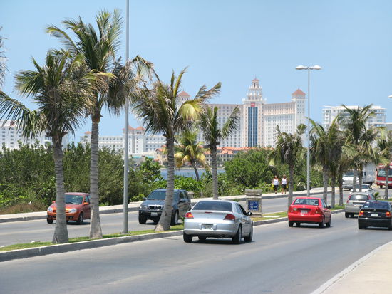 Strasse in der Hotelzone, im Hintergrund Riu Palace Hotel