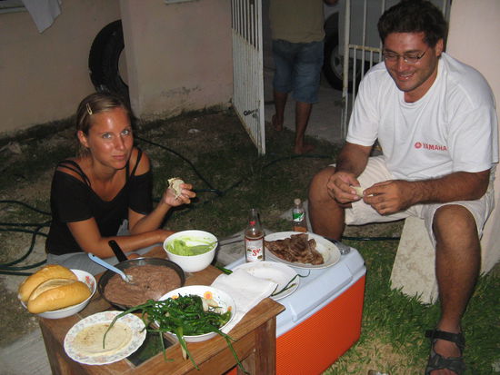 Tacoessen nach dem Ausflug nach Jal-Ku bei Rosa und Gato (im Bild) zu Hause