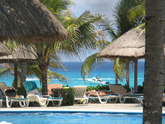 Blick vom Pool auf das Meer