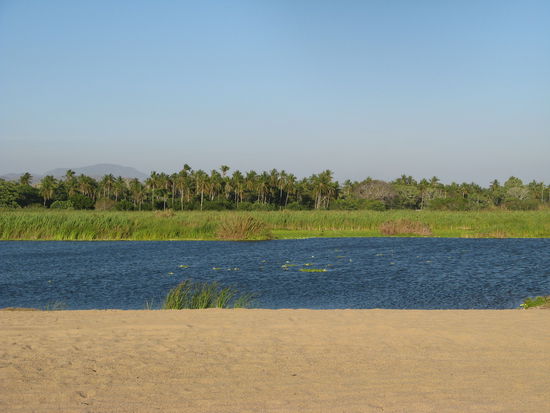 Wunderschoene Lagune zwischen Barra de Navidad und Melaque