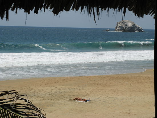 blick von unserem cabaña auf den strand von zipolite