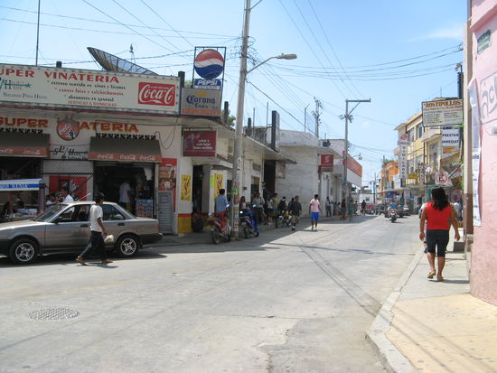 Potchutla, 25 Busminuten von Zipo entfernt. Hier gibt es eine Bank und groessere Lebensmittelgeschaefte