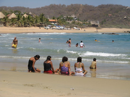 Bucht von San Augustinillo, die mexikaner gehen immer mit kleidung ins wasser und schmieren sich mit sand ein zum schutz vor der sonne