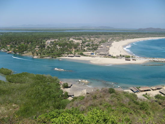 Chacahua vom Leuchtturm aus fotographiert, Verbindungsstelle der Lagune zum Meer