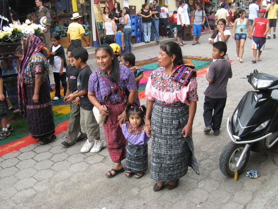 Karfreitagsprozession in Panajachel, fast alle Frauen tragen diese Kleidung