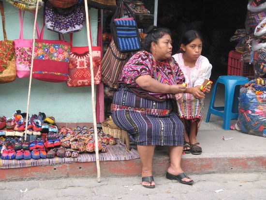 typische Tracht der Frauen hier. Panajachel
