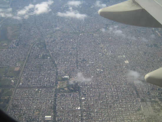 buenos aires - die stadt "ohne" kurven von oben. es ist einfach unglaublich. man fliegt ueber ein niemals enden wollendes hausermeer.
