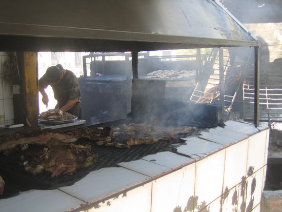 auf den ersten blick sehen die "grillstationen" etwas heruntergekommen und auch "leicht" ueberfuellt aus. doch man gewoehnt sich schnell an den anblick der fleischberge, die wie gesagt, sehr lecker schmecken. das steak wird oft auch nur in ein broetchen gepackt und mit verschiedenen salsas und sossen von jedem selbst gefuellt. kostet dann ca. 2 EUR und reicht fuer den halben tag!