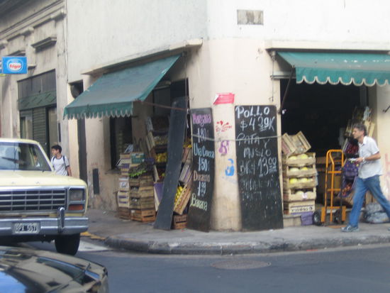 uberall findet man die kleinen, meist von chinesen betriebenen obst-, gemuese-/tante-emma-laedchen