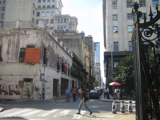 die strassen in St. Telmo, wo man ueberall bunte grafittis und nette, kleine kneipen findet.
