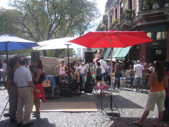 sonntags auf dem markt in St. Telmo, wo an allen ecken tango getanzt wird. fuer antiquitaeten-liebhaber ein absolutes muss. die kuriositaeten sind weltweit vermutlich nicht zu ueberbieten!