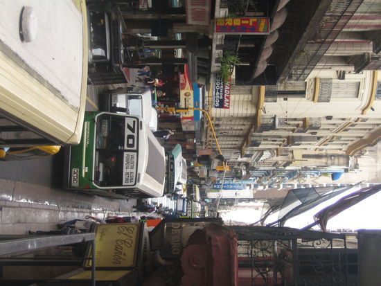 der blick von unserem balkon in die strasse. es ist kaum vorstellbar, doch die busse brettern mit einer affengeschwindigkeit durch die strassen - sofern sie nicht verstopft sind.