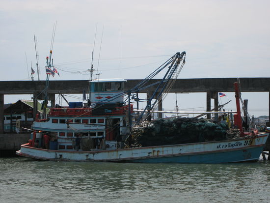 im hafen wieder einer der uralten fischkutter, auf dem die menschen leben, arbeiten, essen, schlafen...