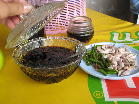 werd ich vermissen, all die sossen und chillies auf den tischen beim essen