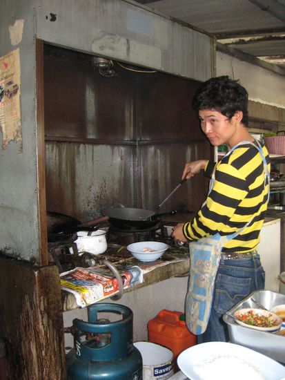 der koch, von dem uns die mutter fotos zeigte, wie er am strand die badehose verliert und seine schamhaare rausgucken... muss ich nicht verstehen oder?! thai-style... aber in klamotten baden!!