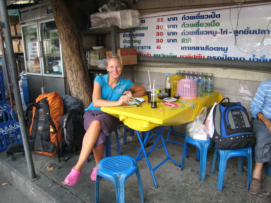 ein letztes mal fuer 90 baht (1,80 EUR) gegessen - fuer 2 gerichte und 3 pepsi