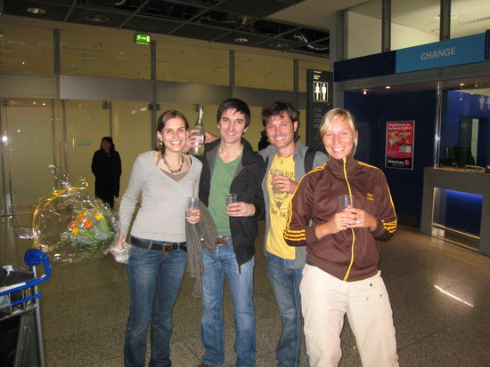 und am flughafen konnten wir auch endlich endlich nach all der langen zeit den kleinen bruder patrick mit freundin isi in die arme schliessen, die von 5 bis 7 auf unseren verspaeteten flieger warten mussten, die armen!