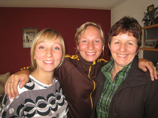 zum ersten mal beim kleinen schwesterchen in der wohnung, die mit ihrem babybauch die tuer aufmachte, was ich immer noch nicht glauben kann...!!