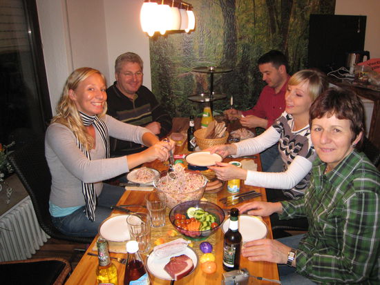 und dann gab's erstmal ein zuenftiges vesper mit wurstsalat und speck