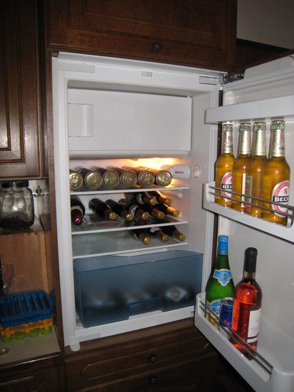 und auch der kuehlschrank macht gleich da weiter, wo wir am strand bei 30 grad aufgehoert haben - bei einem kuehlen bierchen!