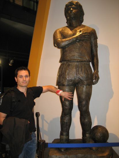 ganz schoen hart, der oberschenkel von maradonna (man beachte das vfb-tuch)