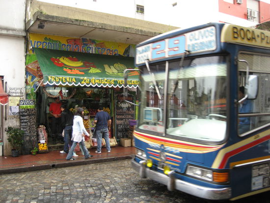 typische szene in b.a./st. telmo: kleiner laden und busse, busse, busse