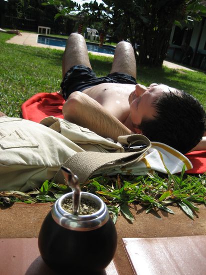...da braucht man erstmal ein kleines "napchen" in der sonne, nateuerlich nicht ohne mate, den chris als kaffee-wachmacher neu fuer sich entdeckt hat. wie fuer chris erfunden dieser mate: zufrieden zuruecklehnen und von zeit zu zeit den mate zelebrieren. wer hat dafuer mehr geduld als chris?! er wird spaeter sicher zum pfeife-raucher