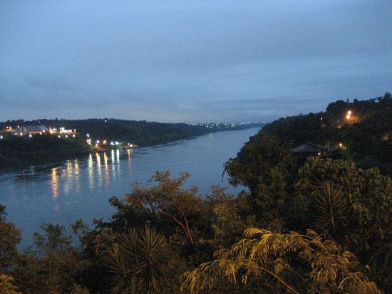 links die lichter von paraquay, rechts ist brasilien und ich steh auf argentinischem boden!