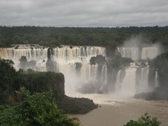 der blick von der brasilianischen seite am dienstag, von wo aus man die faelle alle gut ueberblicken kann. wenn man hier steht und bereits so ueberwaeltigt ist dann kann man sich nicht vorstellen, dass die argentinische seite noch besser sein soll wie alle sagen.
