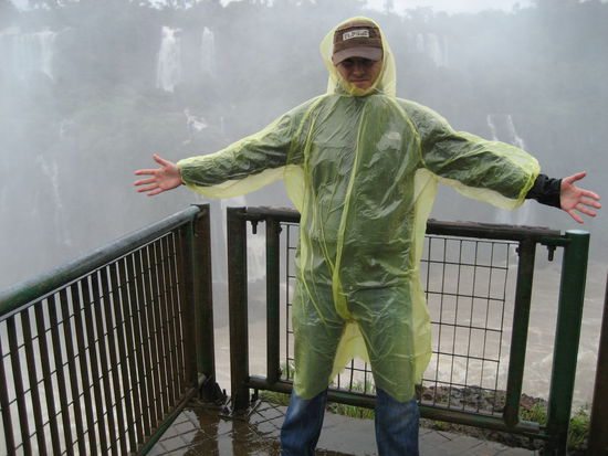 chris auf dem steg - mitten rein in den "teufelsschlund", alles war klitschnass! danke nochmal an manuel und ruth, die uns ihre maentelchen geliehen haben