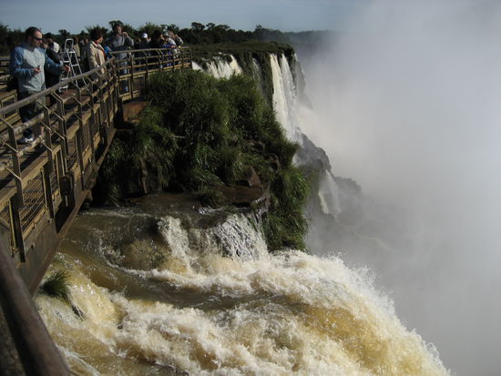 das tal kann man aufgrund des wassernebels nicht mehr ueberblicken
