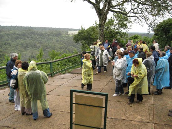 es war der erste ort auf unserer reise, an dem wir zahlreiche invasionsartige touristengruppen aelterer generation getroffen haben. zu dem zeitpunkt war uns noch nicht klar, dass wir ab solch einem gelben maentelchen noch ganz dankbar sein sollten...