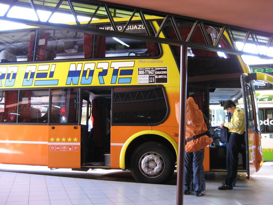 so sehen im uebrigen die busse aus. da kann man schonmal die eine oder andere nacht drin verbringen!