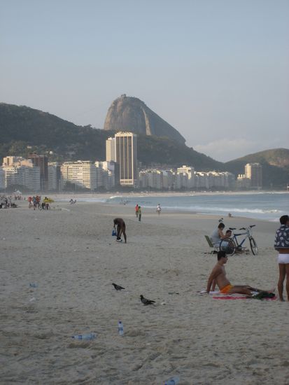 abends an der copacabana mit blick zum zuckerhut