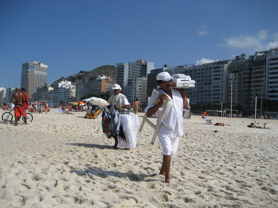 ach ja, am strand kann man den ganzen tag liegen und nebenbei shoppen: tuecher, erdnuesse, gegrillten kaese, garnelenspiesse, sonnenbrillen, kekse, getraenke natuerlich und vor allem, ganz wichtig am strand: haengematten. 
bestes abwimmeln: "otro dia" (an einem anderen tag). glaubt einem jeder...