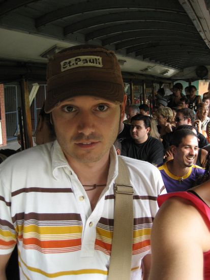 als die trambahn in santa tereza dann ankam fragten wir deutschen uns wieder mal, wie all die leute da reinpassen sollen...