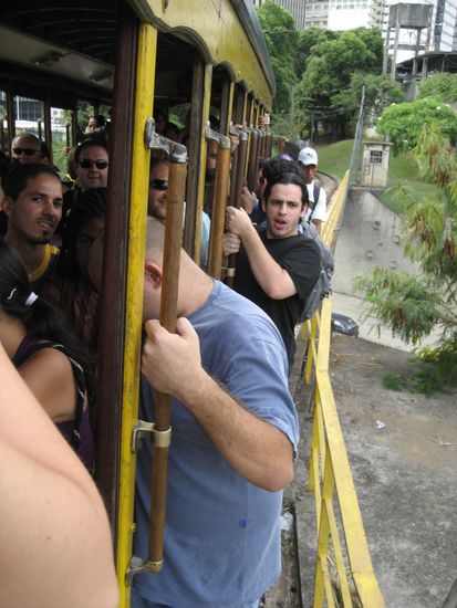 ...doch es geht! bei uns wuerde man es als "brechend voll" bezeichnen. die bahn kostet nur, wenn man von anfang an einsteigt - springt man unterwegs auf, ist die fahrt umsonst!