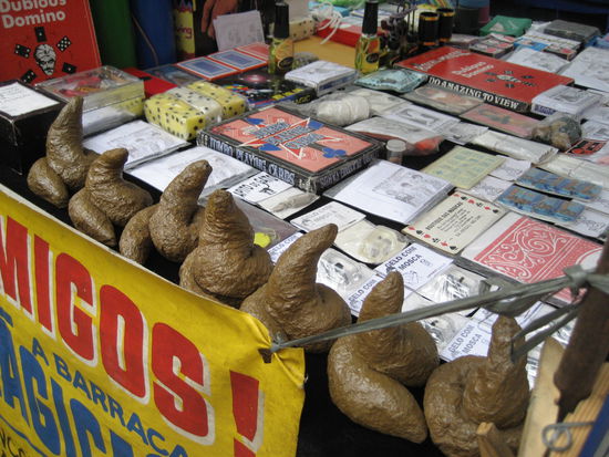 und dann kann man diese haufen auch noch kaufen!! in rio findet man dinge, die die welt nicht braucht...