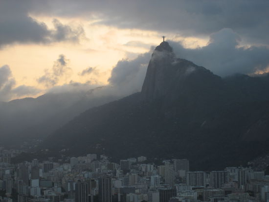 so schauten wir uns wieder vom ersten huegel aus den schoenen sonnenuntergang an - bewacht vom corcovado, der ueber allem trohnt.