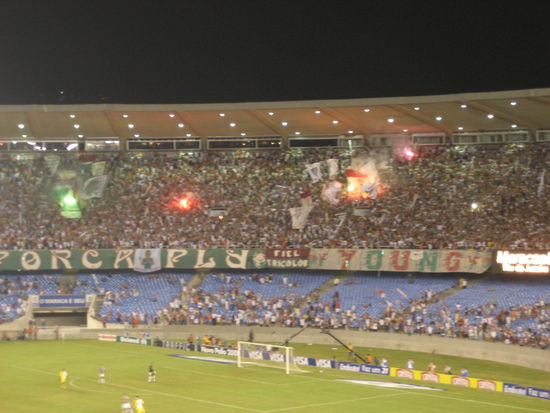 fuer unsere bezahlten 2,80 EUR konnten wir uns plaetze im stadion frei aussuchen und sassen somit auf der gegengerade mit blick zur fankurve. es war eine tolle stimmung!