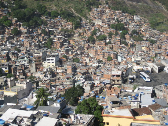 entlang der berge von rio, aber auch in ganz brasilien, haben sich eigene "staedte" gebildet mit einem auf und ab von gassen und winkeln, ohne strassen, hausnummern oder adressen. hier leben all jene menschen, die in den umliegenden geschaeften, hotels, fabriken etc. arbeiten.