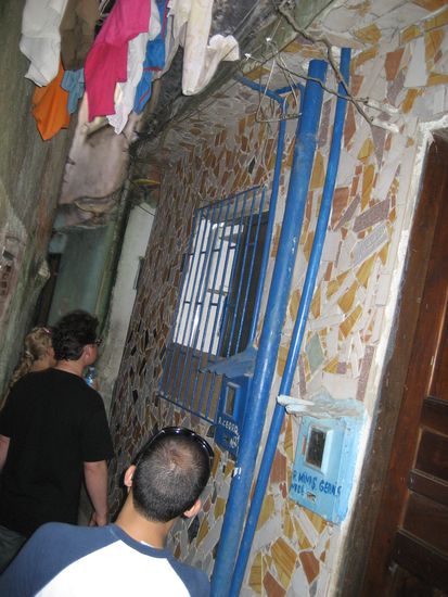 und so entstehen dann solche mosaikwaende. das ist eine der engen gassen, die sich durch das ganze haeusermeer winden. dadurch muessen alle moebel etc. transportiert werden!