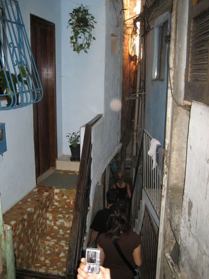 manche haeuser haben keine fenster, sind sozusagen unterirdisch. aber alle sind komplett normal eingerichtet mit sofa, teppich, schrank, kueche, bett, fernseher,...