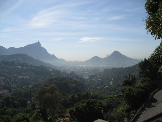 die besten aussichten hat man vom huegel einer favela - beste wohnlage sozusagen! hier der einzige punkt, von dem aus man zuckerhut (rechts) und corcovado (links) zusammen sieht