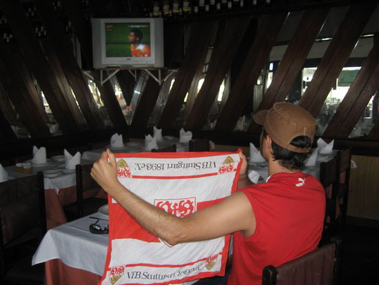 naja, es war ein wenig trostlos, so alleine  doch welch glueck, dass wir das spiel ueberhaupt anschauen konnten!