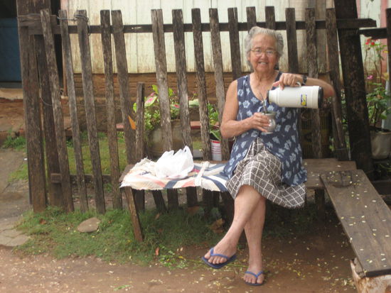 spaziergang ums dorf: immer und ueberall wird auch hier mate getrunken.